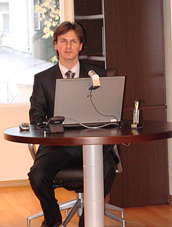 Сотрудник Технологического центра Microsoft Иван Писюков демонстрирует новые возможности Microsoft SQL Server 2008 R2