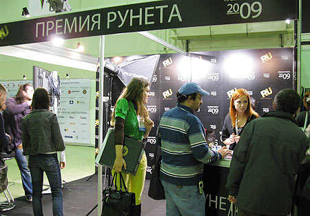 Информацию о «Премии Рунета» можно было узнать на стенде проекта, там же продавлись билеты на церемонию награждения