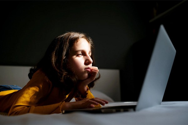 Несовершеннолетние стали чаще сталкиваться с онлайн-травлей и мошенниками